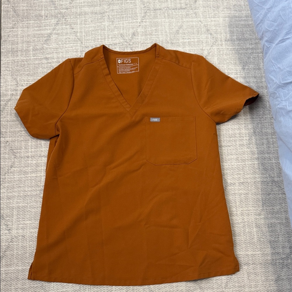 Figs women’s Short Sleeve V-Neck Tee in Brown